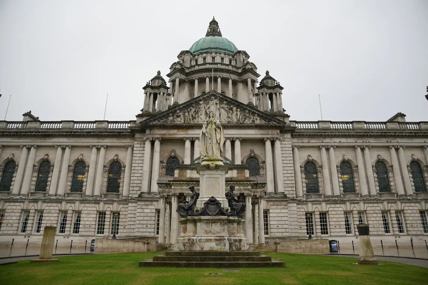 Voorgevel van het stadhuis van Belfast met standbeeld op het plein