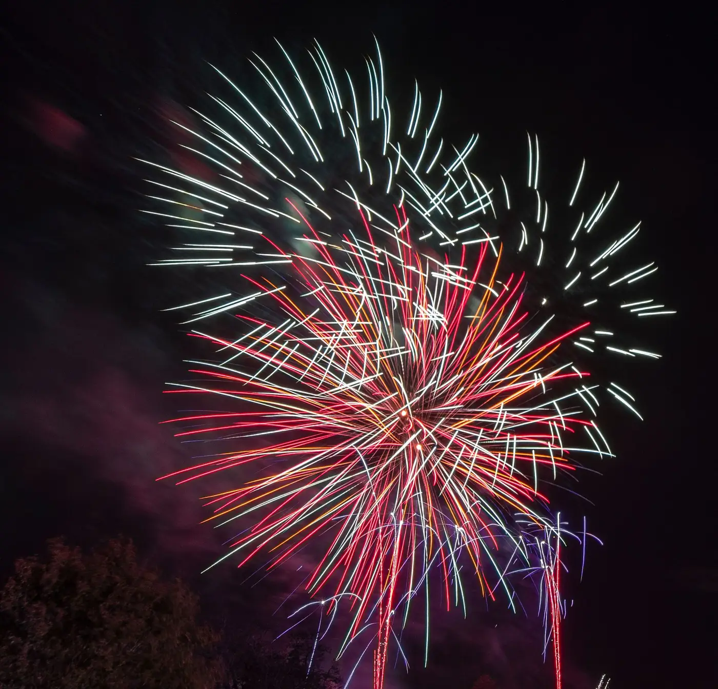 Kleurrijk vuurwerk tegen een donkere avondlucht