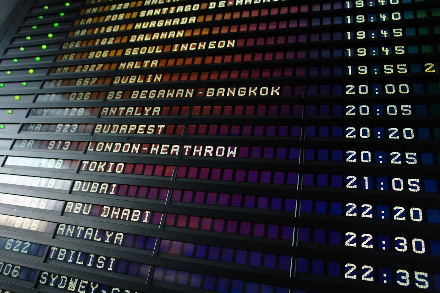 Vertrekbord met internationale bestemmingen op een luchthaven