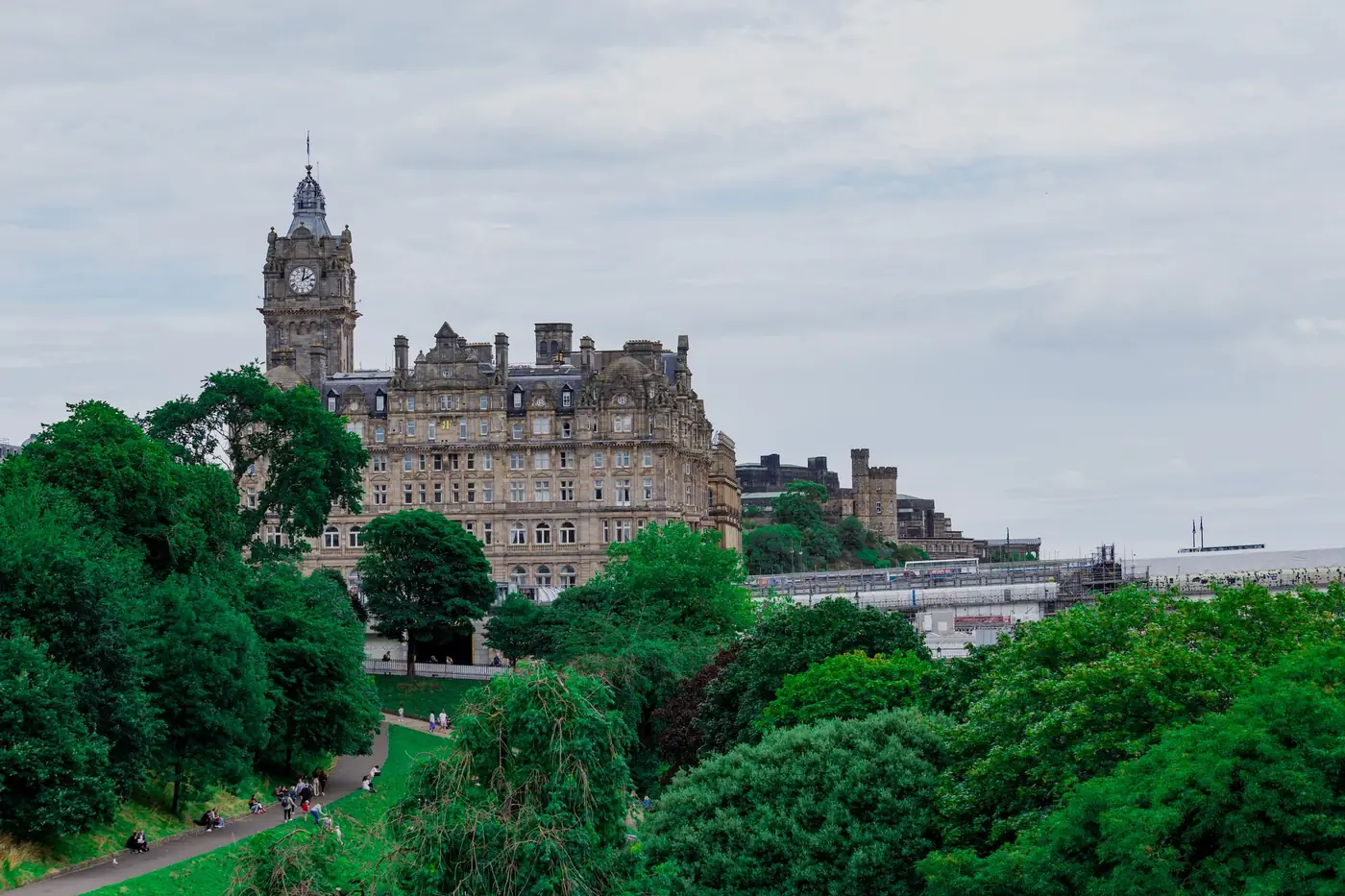 Het Balmoral Hotel in Edinburgh, gezien vanaf straatniveau