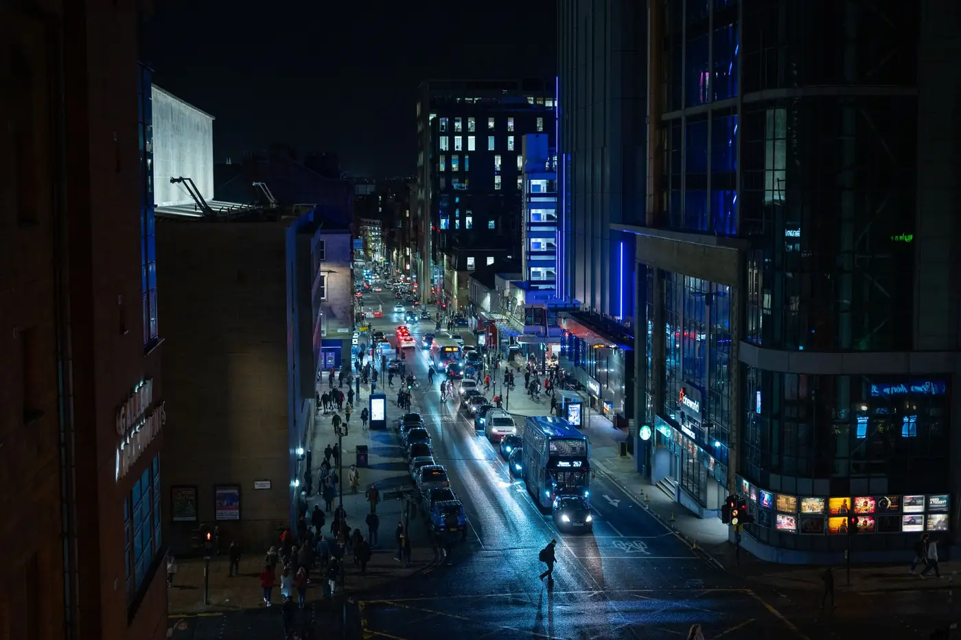 Straatbeeld in het centrum van Glasgow in de avond