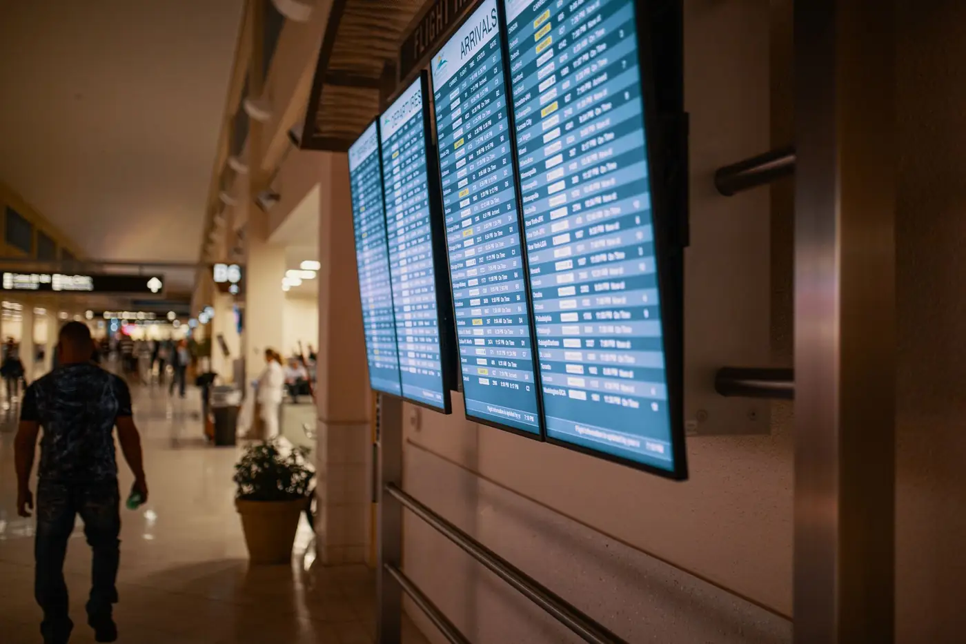 Digitale vertrek- en aankomstborden in een luchthaventerminal