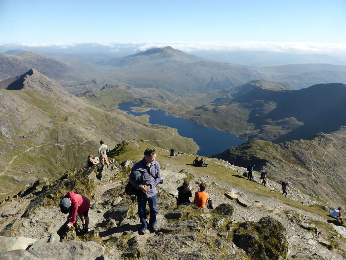 Uitzicht vanaf een berg in Wales over een meer tussen de heuvels