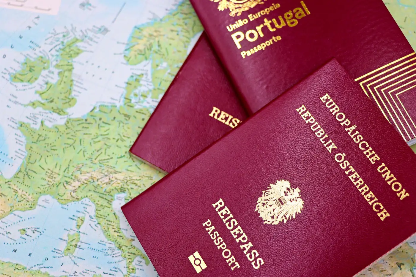 Europese paspoorten liggend op een wereldkaart