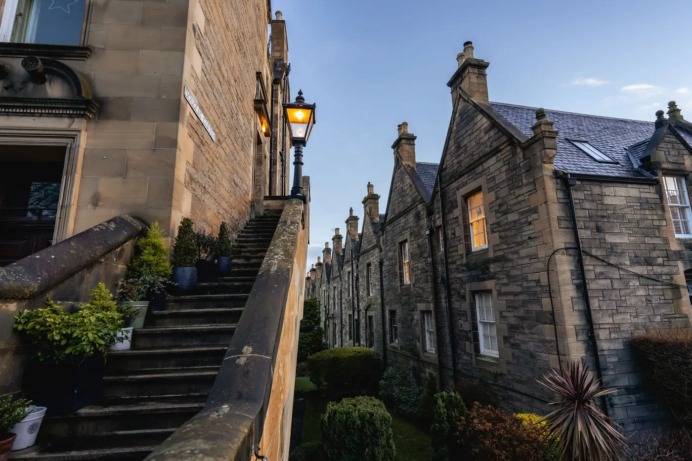 Straat met traditionele stenen huizen in Edinburgh in de schemering