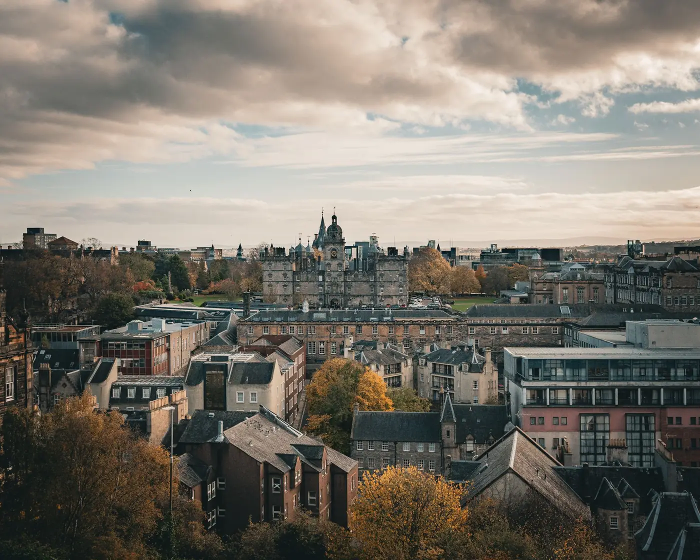 Panoramisch uitzicht over Edinburgh met historische bebouwing in herfstkleuren