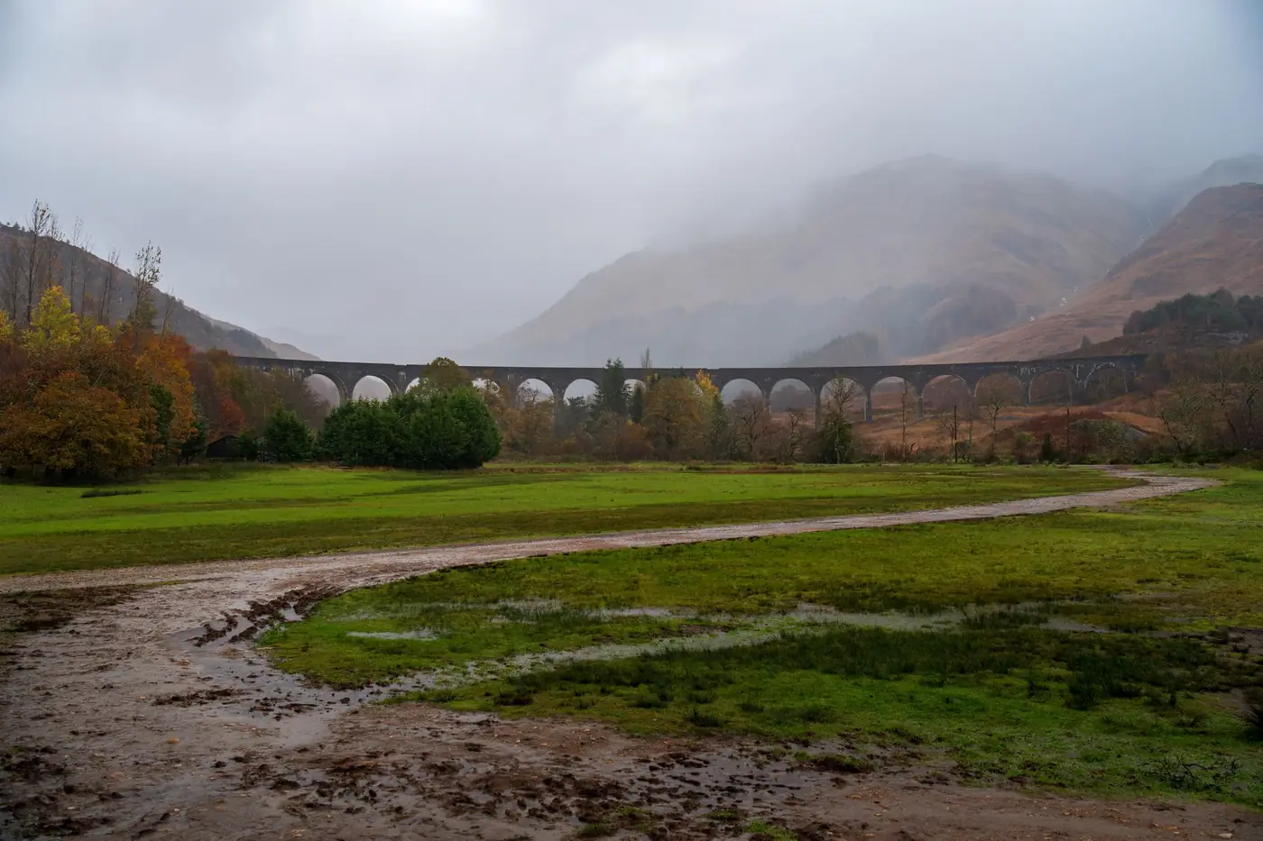 Spoorviaduct door een mistig Schots heuvellandschap in de herfst