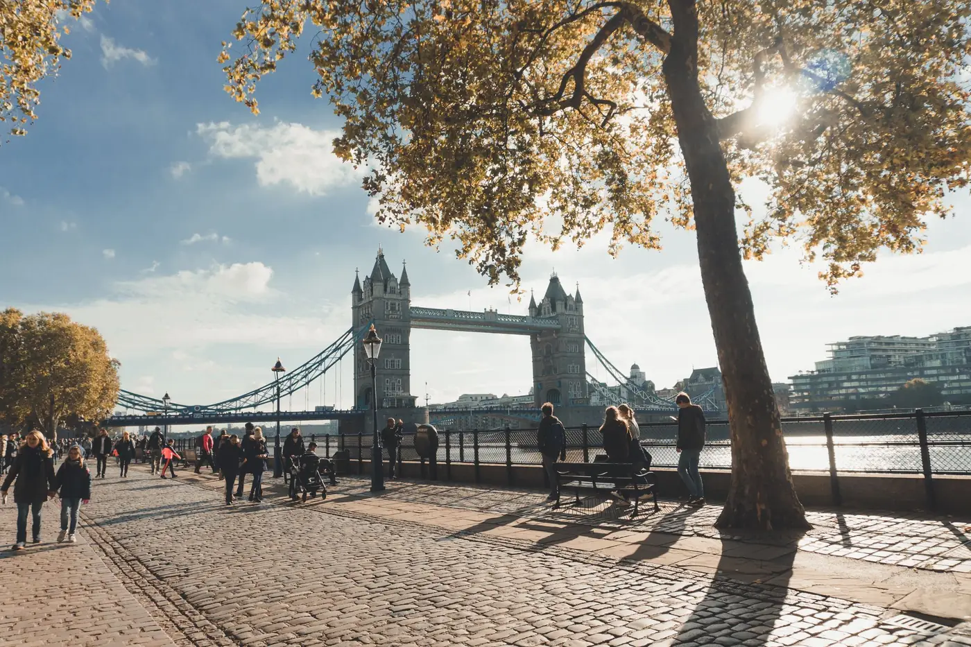 Bezoekers bij de Thames met Tower Bridge op de achtergrond